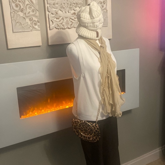 Trouvé leopard print small crossbody with gold chain. - Picture 6 of 10